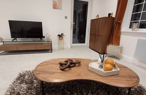 Wainscot Apartment | Stunning Spacious 1 Bed Flat In Rochester Strood Located On High Street