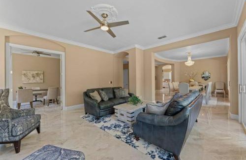 Westlake Apartment | Stunning Spacious Family Home in Natomas