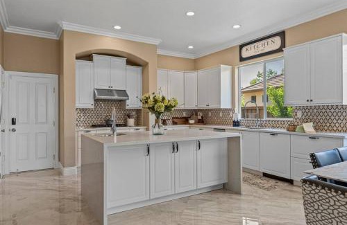 Westlake Apartment | Stunning Spacious Family Home in Natomas