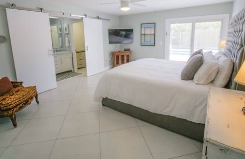 Whitfield House | Stunning & Spacious Pool Home in Sarasota!