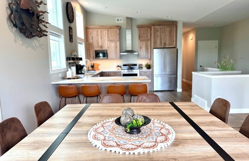 Riverside House | STUNNING SUNRISE HOUSE Waterfront Views Sauna 20% Off SKI Rental+Lift Pass