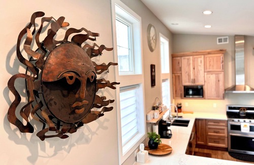 Riverside House | STUNNING SUNRISE HOUSE Waterfront Views Sauna 20% Off SKI Rental+Lift Pass