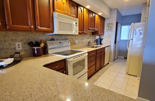 Ruskin Condo | Stunning Sunsets from this beautiful 2/2 Condo! Walk to Restaurants & Tiki Bar