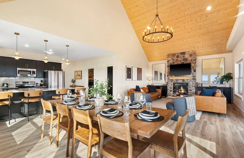 Table Rock House | Stunning Table Rock views-indoor and outdoor pools