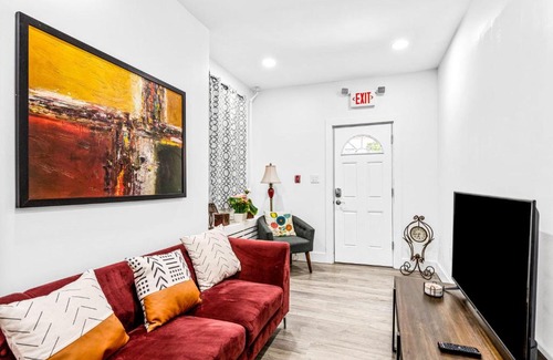 Delair Apartment | Stunning Tacony 2bd - Private Parking