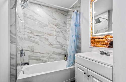 Delair Apartment | Stunning Tacony 2bd - Private Parking