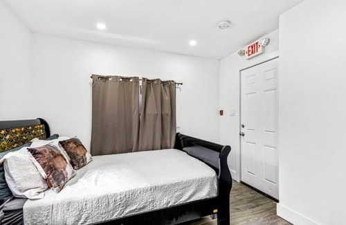 Delair Apartment | Stunning Tacony 2bd - Private Parking