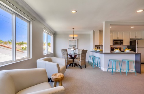 North Pacific Beach Condo | STUNNING TOP LEVEL END UNIT * 3 BLOCKS TO OCEAN * VIEW