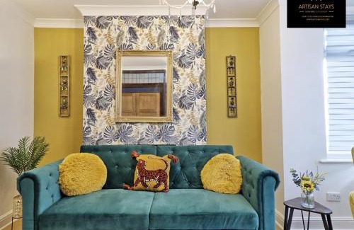 Westcliff-on-Sea House | Stunning Tropical Oasis in Southend-on-Sea By Artisan Stays I Weekly or Monthly Stay Offer I Free Parking I Sleeps 7