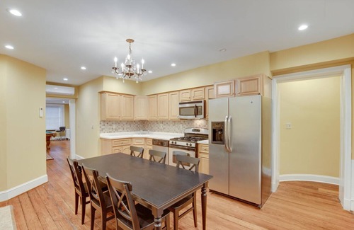 Mount Vernon House | Stunning Victorian Mansion, Baltimore near Inner Harbor with 10 BR and 4 carpark