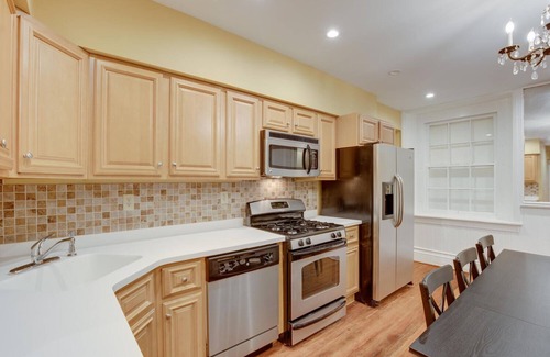 Mount Vernon House | Stunning Victorian Mansion, Baltimore near Inner Harbor with 10 BR and 4 carpark