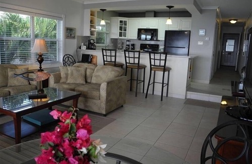 Seven Mile Beach Condo | Stunning Views of 7~MB~ Top Floor End-#46 Discovery Point Club