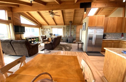 Bodega Bay House | Stunning Views of CA Coast : Beautifully Remodeled Home