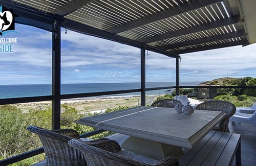 Carrickalinga House | Stunning Views & Reno'd Beach Chic