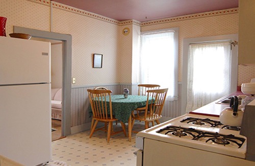 Bisbee House | Stunning Views.Steps to Main Street, Family and Pet-friendly, Free Parking