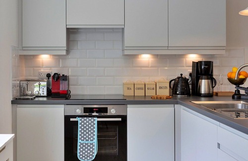 Grantley House | Stunning villa for 2 guests with WIFI, balcony and pets allowed