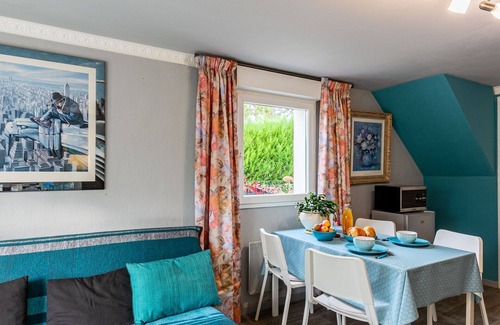 Locquirec House | Stunning villa for 3 guests with WIFI, TV, patio, pets allowed and parking