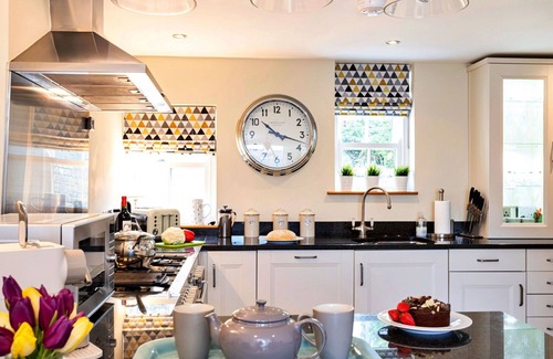 Casterton House | Stunning villa for 8 guests with WIFI and TV