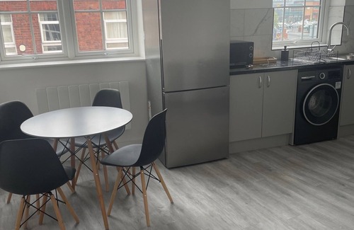 Offerton Apartment | Stylish 1- BR Apartment in Denton + Free Parking Steps from Shops & City Links