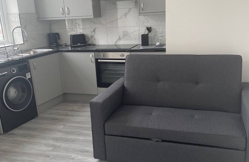 Offerton Apartment | Stylish 1- BR Apartment in Denton + Free Parking Steps from Shops & City Links