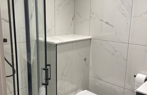 Offerton Apartment | Stylish 1- BR Apartment in Denton + Free Parking Steps from Shops & City Links