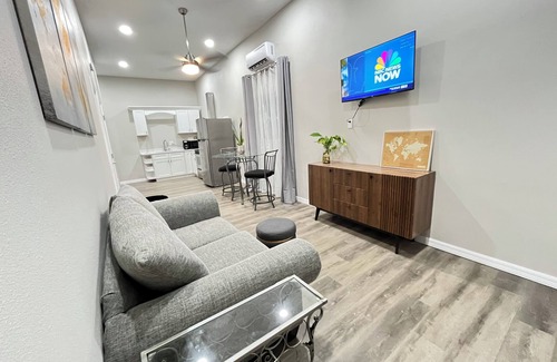 Highpoint House | Stylish 1-BR Hideaway close PIE airport