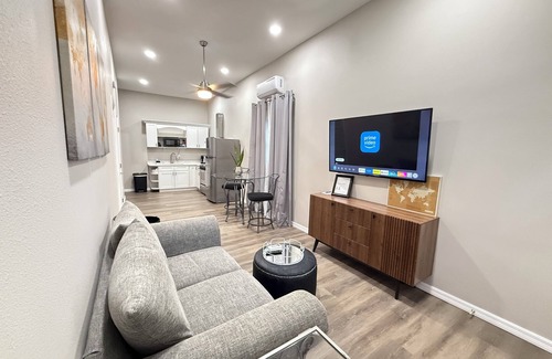 Highpoint House | Stylish 1-BR Hideaway close PIE airport