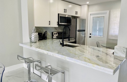 Aventura Condo | Stylish 1BR 1.5BA Condo 1Block to Aventura Mall+ Parking