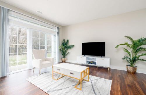 Indianapolis Apartment | Stylish 1BR in at the Crossing