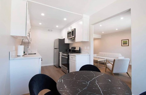 Van Nuys Apartment | Stylish 1BR Near Universal Studios with Parking
