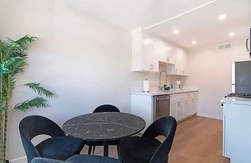 Van Nuys Apartment | Stylish 1BR Near Universal Studios with Parking