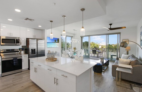 Central Sarasota Condo | Stylish 2/2 Condo Pool View w/2 terraces 4th Floor