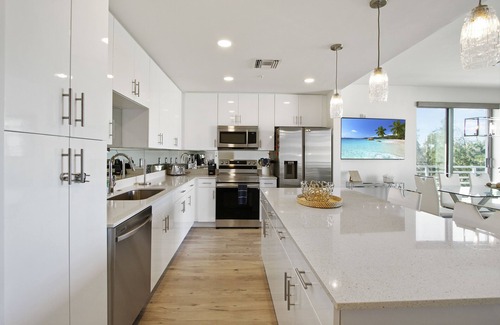 Central Sarasota Condo | Stylish 2/2 Condo Pool View w/2 terraces 4th Floor