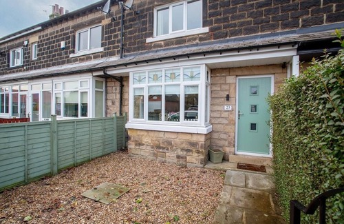 Yeadon House | Stylish 2-Bed Cottage in the heart of Yorkshire