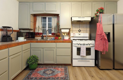 Santa Ana Apartment | Stylish 2B2B Hideaway 10 mins. drive to Disneyland