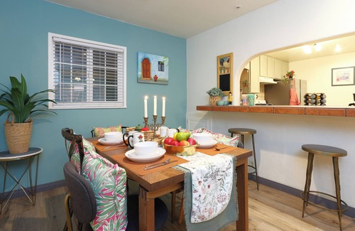 Santa Ana Apartment | Stylish 2B2B Hideaway 10 mins. drive to Disneyland