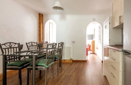 Dover House | Stylish 2BD Family Hideaway in Dover