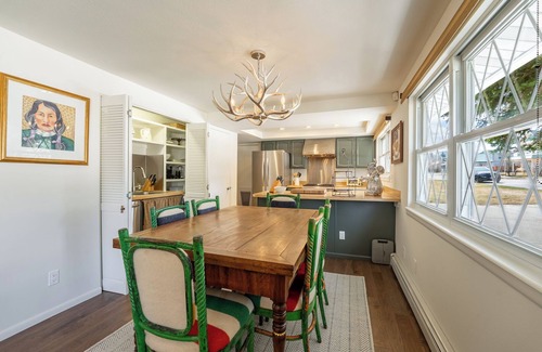 Red Lodge House | Stylish 2BR/2BA Retreat – Pet-Friendly, Patio, Workspace. Wifi.