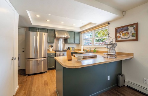 Red Lodge House | Stylish 2BR/2BA Retreat – Pet-Friendly, Patio, Workspace. Wifi.