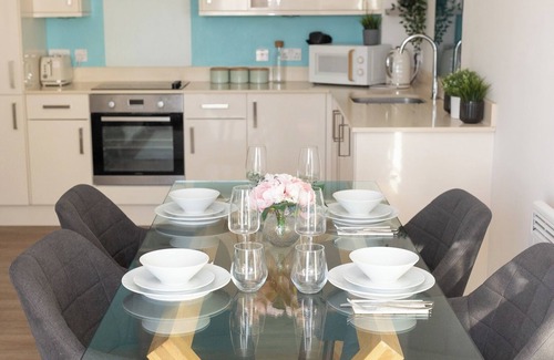 Hatfield Apartment | Stylish 2BR apartment, Town centre, Free parking