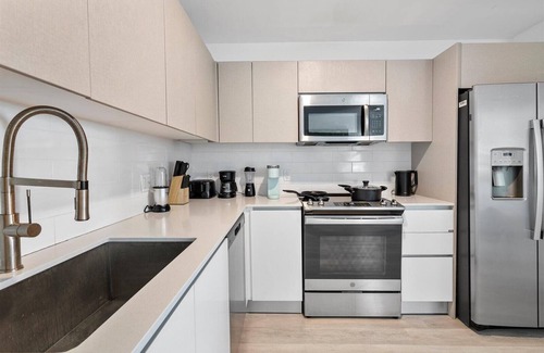 Ojus Apartment | Stylish 2BR Apt in Aventura with Pool & BBQn