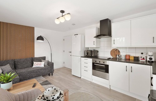 Dunmow Apartment | Stylish 2BR Flat near Stansted Airport & Parking