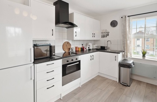 Dunmow Apartment | Stylish 2BR Flat near Stansted Airport & Parking