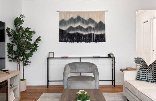 Des Plaines Apartment | Stylish 2BR Near O'Hare Modern & Easy Access