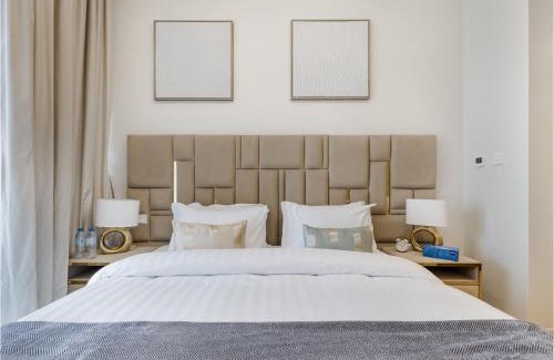 Sheikh Zayed Road Apartment | Stylish 2BR Plus Maid's Room Aykon City Business bay