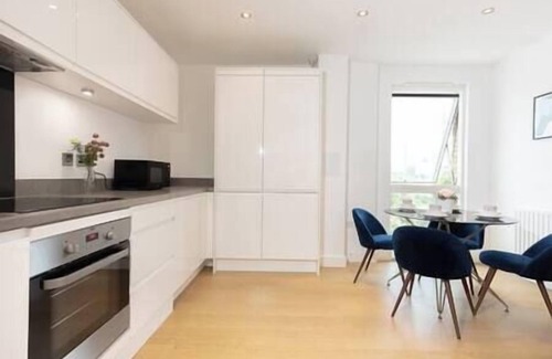 Lansbury Apartment | Stylish 3 Bed Apt Near Downtown & Free Parking
