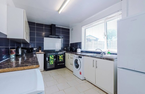 Bradford House | Stylish 3-bed house, Sleeps 5, Free parking,Private garden.
