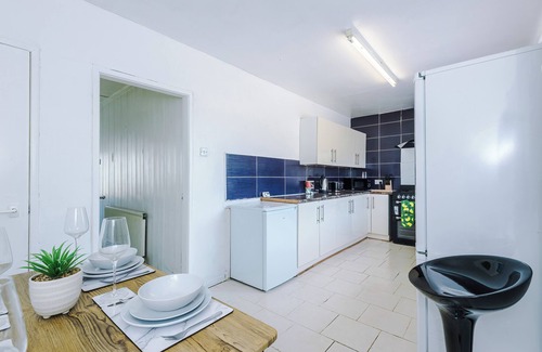 Bradford House | Stylish 3-bed house, Sleeps 5, Free parking,Private garden.