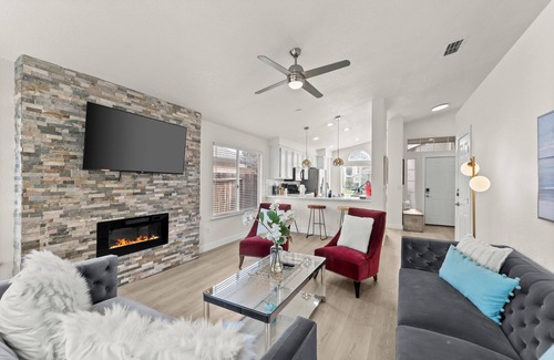 Elk Grove House | Stylish 3B2B SFH, King Bed, Fast Wi-Fi, Yard, Travel Crib, High Chair