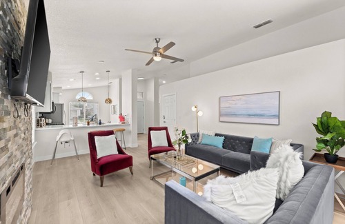 Elk Grove House | Stylish 3B2B SFH, King Bed, Fast Wi-Fi, Yard, Travel Crib, High Chair